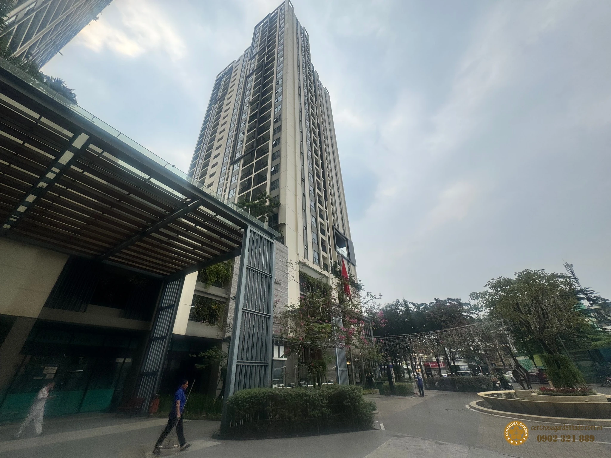 Tòa tháp căn hộ Hà Đô Centrosa Garden từ bên ngoài