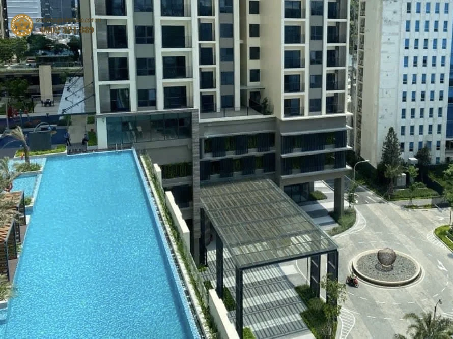 View hồ bơi tràn bờ căn hộ Hà Đô Centrosa Iris