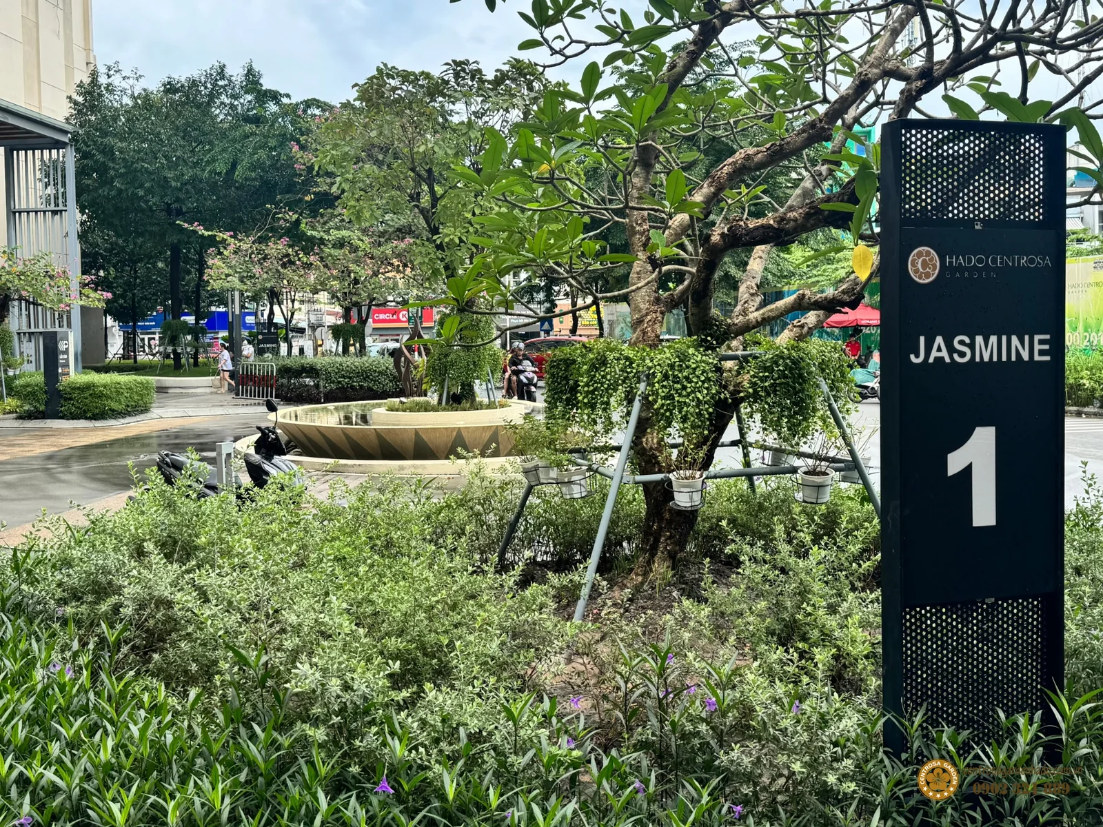 Khu căn hộ Jasmine 1 Hà Đô Centrosa Garden với hệ thống cây xanh.