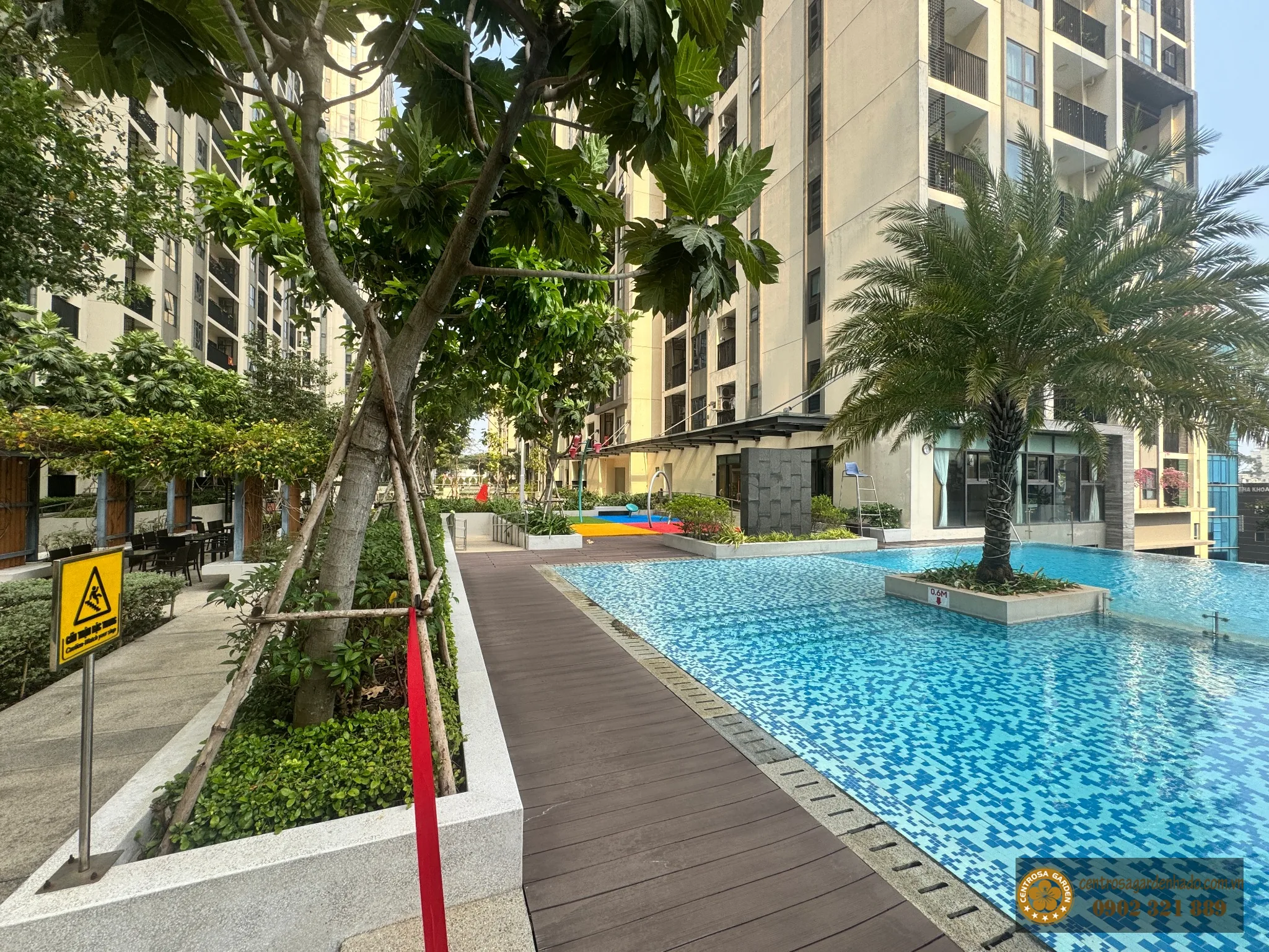 Hồ bơi nội khu Hà Đô Centrosa Garden với mảng xanh và tiện ích.