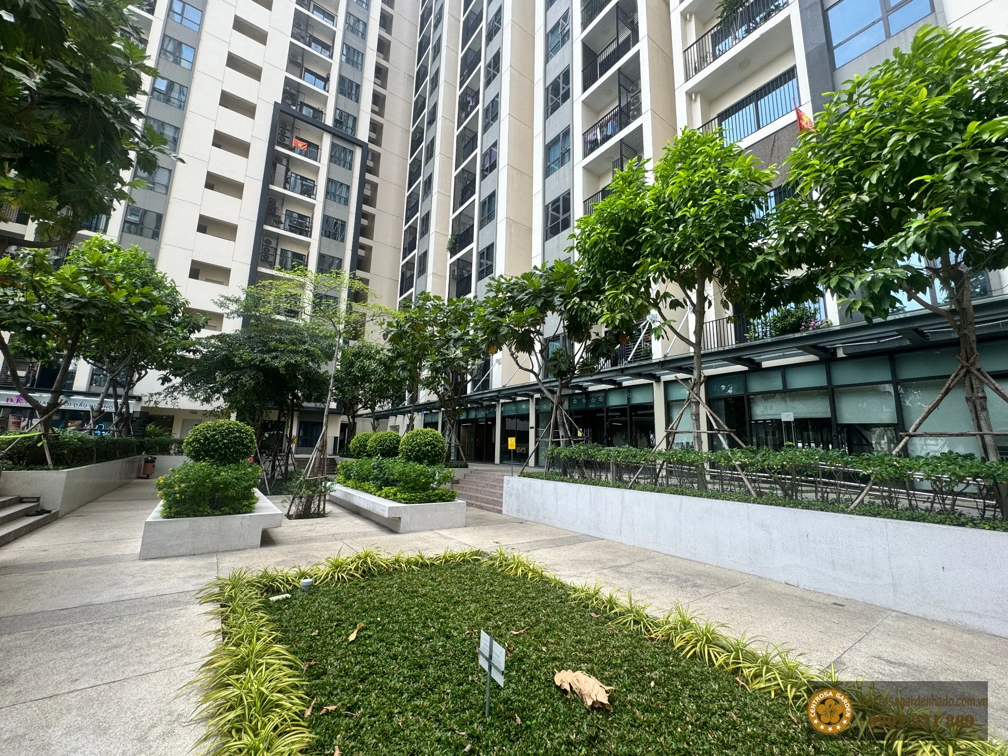 Lối đi và khu ghế ngồi cạnh hồ bơi Hà Đô Centrosa Garden.