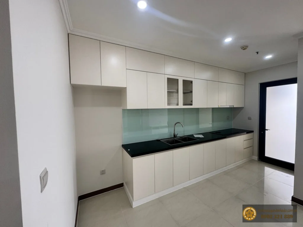 Khu bếp tủ âm và mặt đá căn hộ Hà Đô Centrosa Garden.