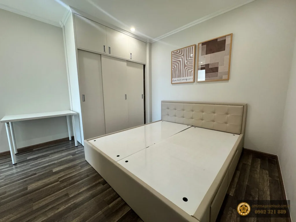 Phòng ngủ phụ căn hộ Hà Đô Centrosa 105m2 có tủ âm tường.