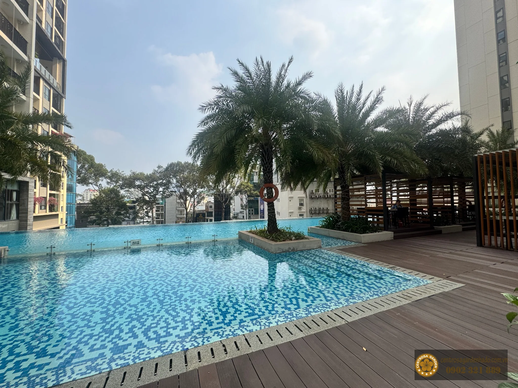 Hồ bơi tràn tiện ích nội khu Hà Đô Centrosa Garden.