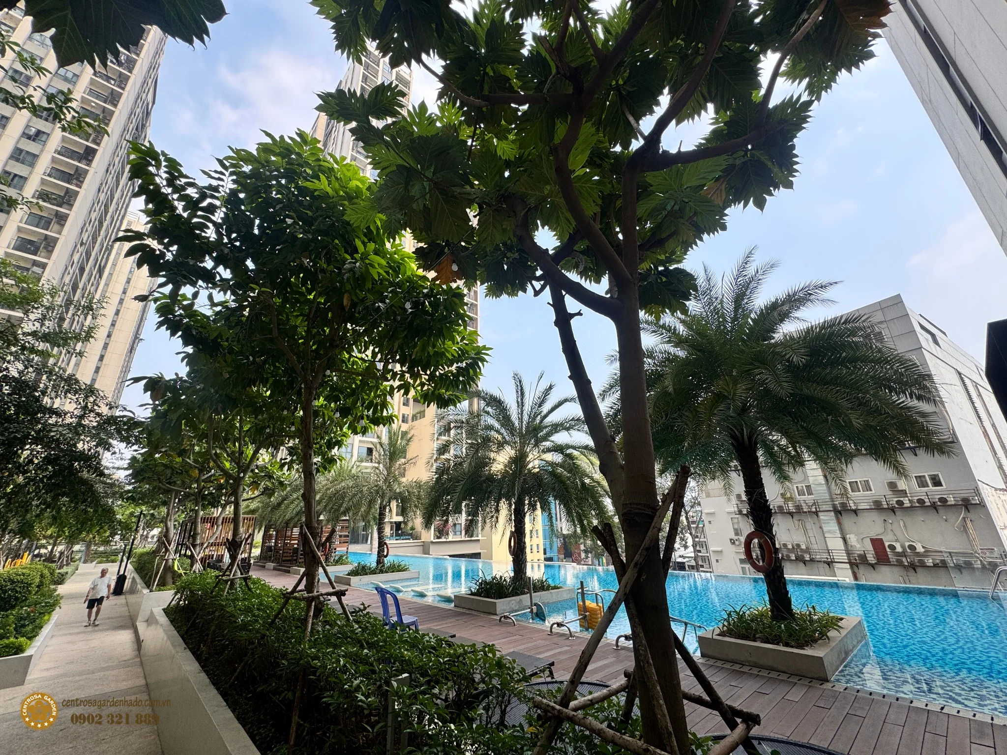 Khu tiện ích hồ bơi và ghế nghỉ tại căn hộ Hà Đô Centrosa 2PN