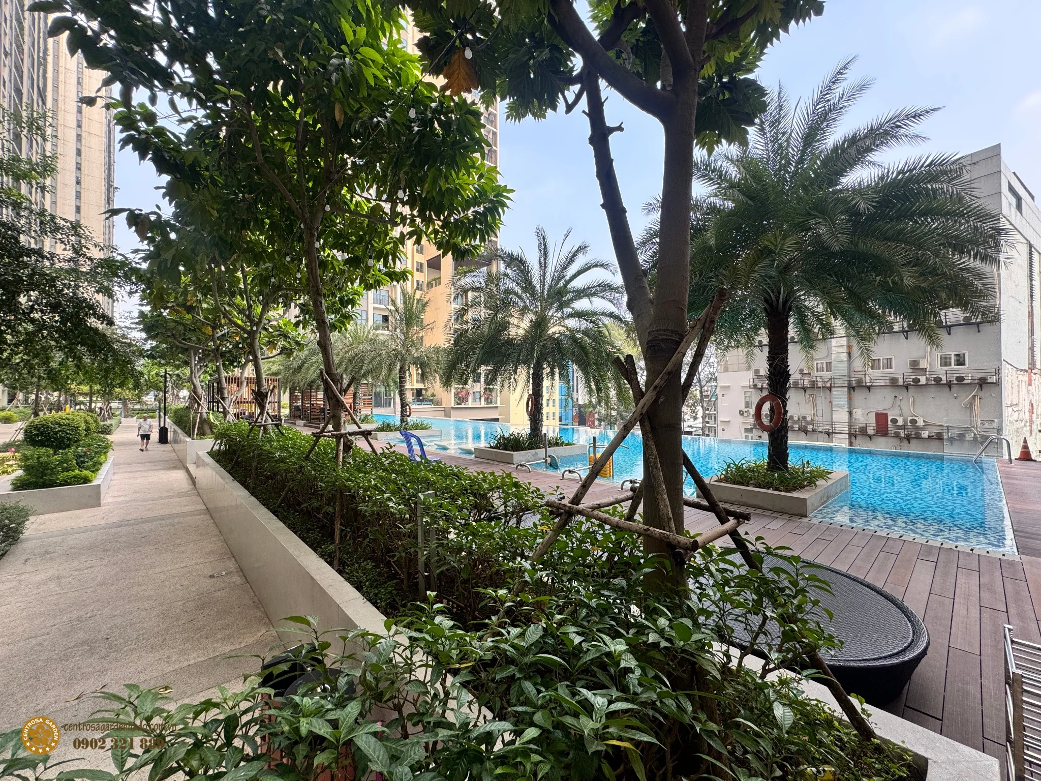 Không gian cây xanh và lối đi nội khu Hà Đô Centrosa Garden 2 phòng ngủ