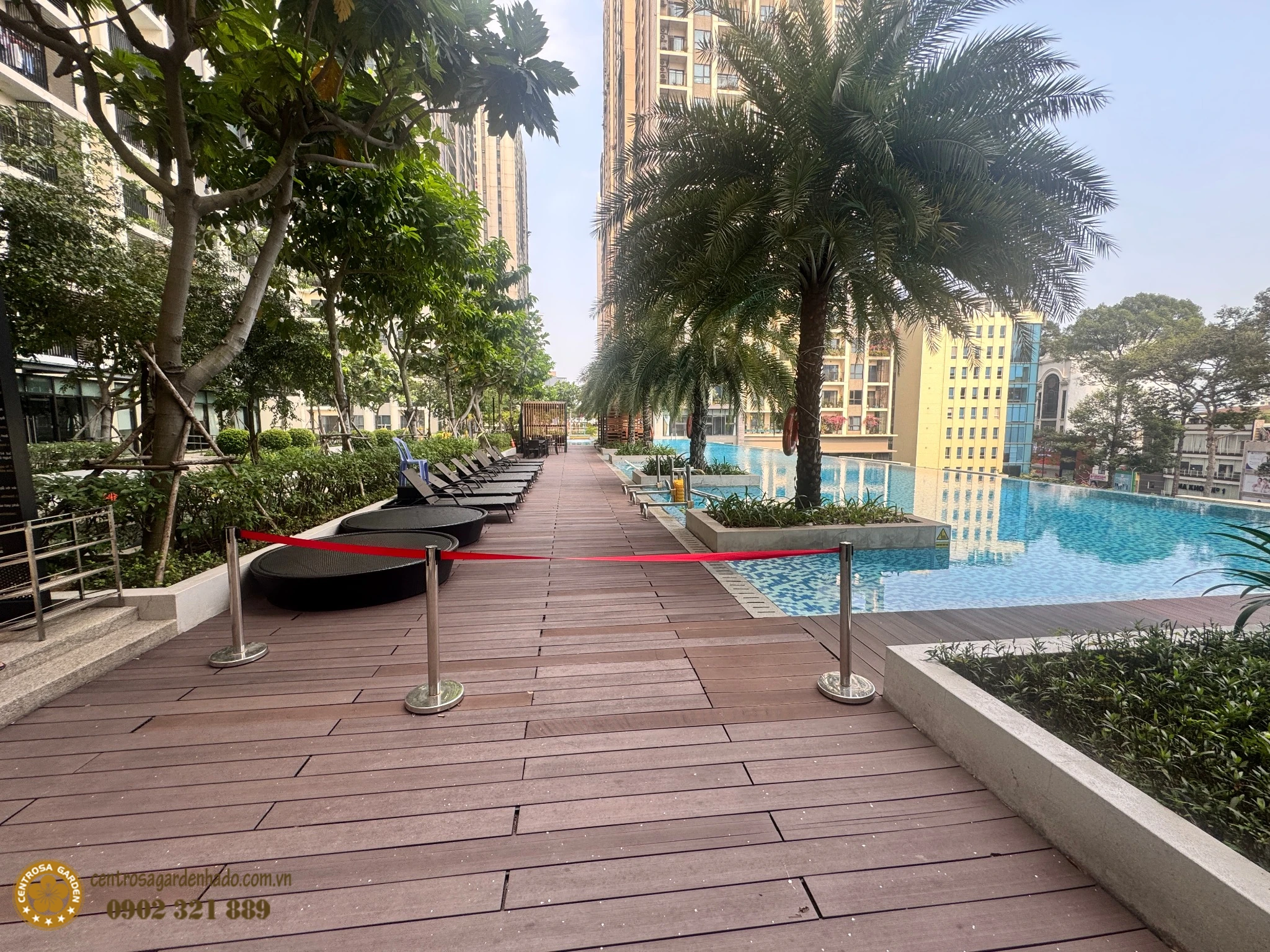 Khu ghế nằm thư giãn cạnh hồ bơi Iris Hà Đô Centrosa Garden Quận 10