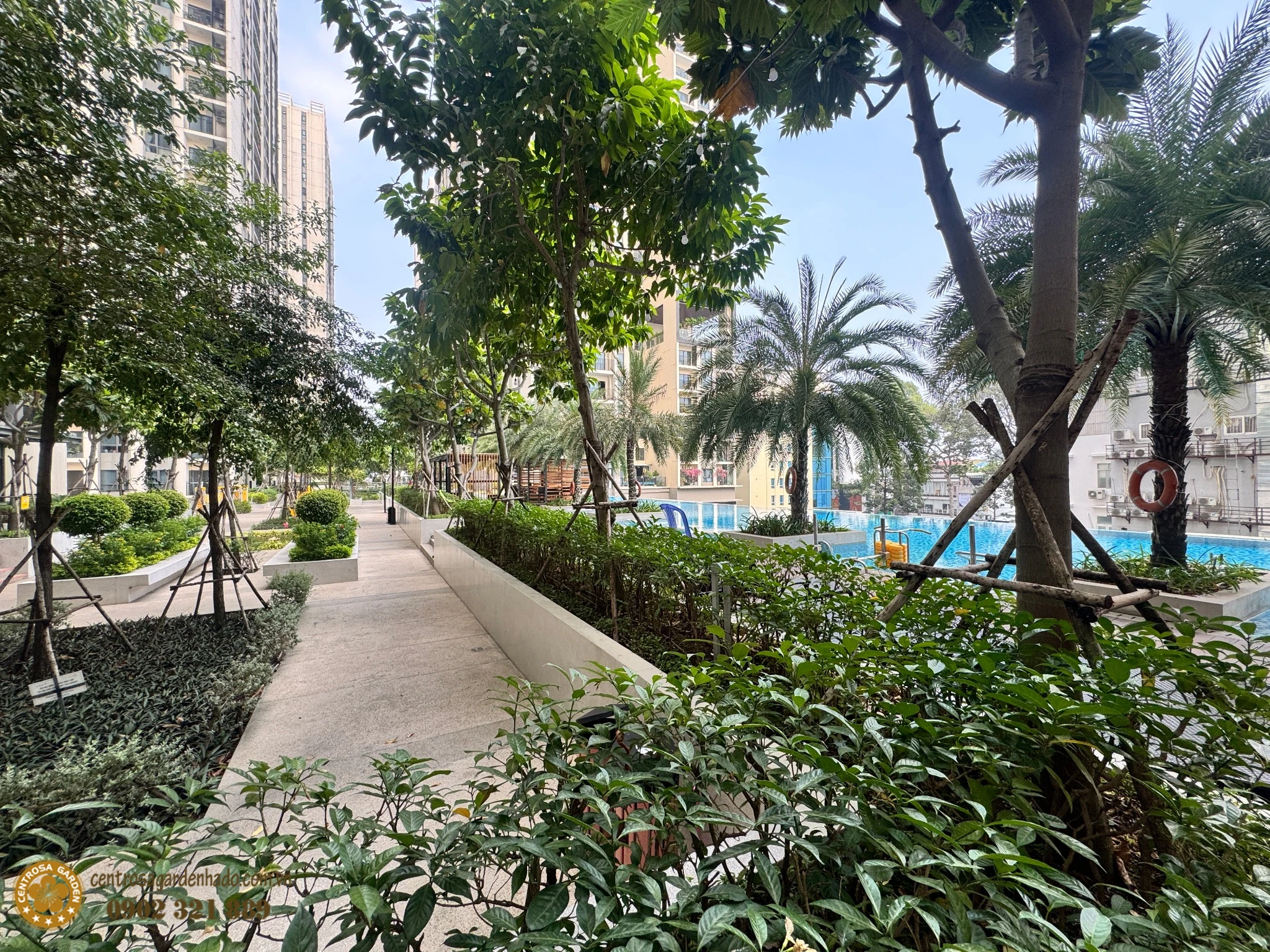 Lối đi bộ nội khu Hà Đô Centrosa Garden Quận 10 cạnh hồ bơi