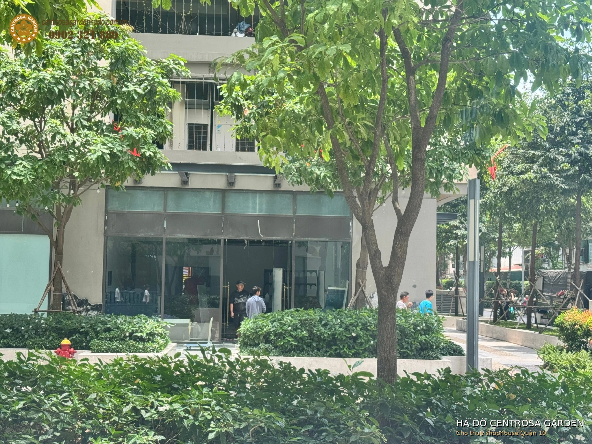 Khuôn viên shophouse Hà Đô Centrosa Garden Quận 10 với cây xanh và lối đi rộng