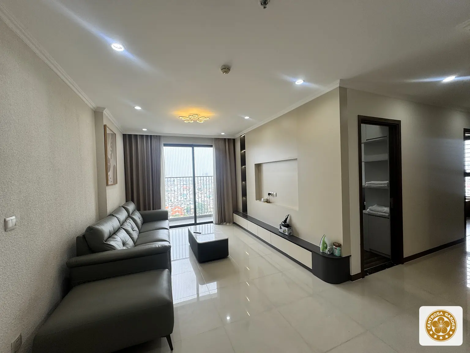 Phòng khách căn góc Hà Đô Centrosa 106m² tầng 19 view thoáng
