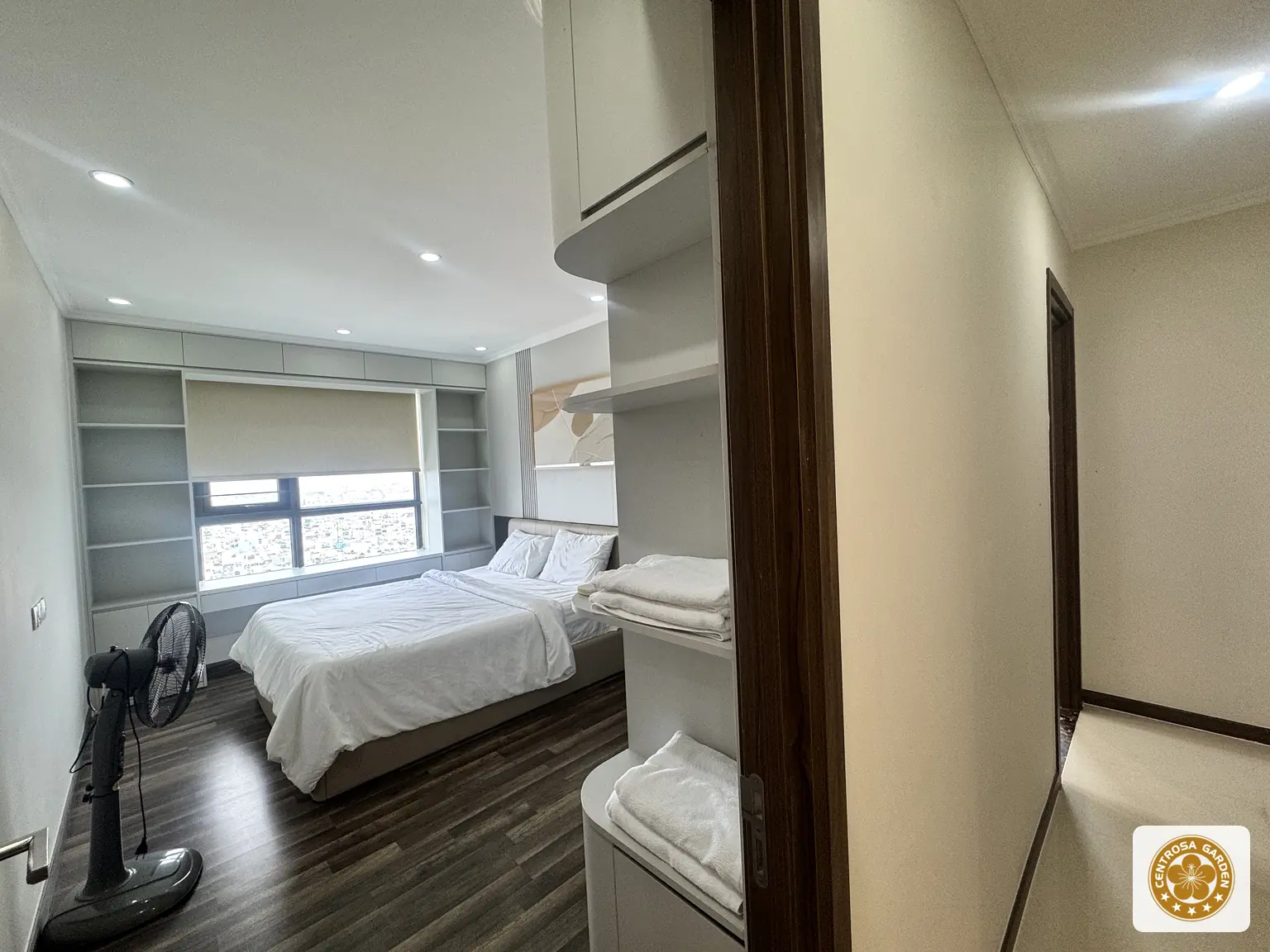 Phòng ngủ căn hộ Hà Đô Centrosa Garden có giường tủ và cửa sổ