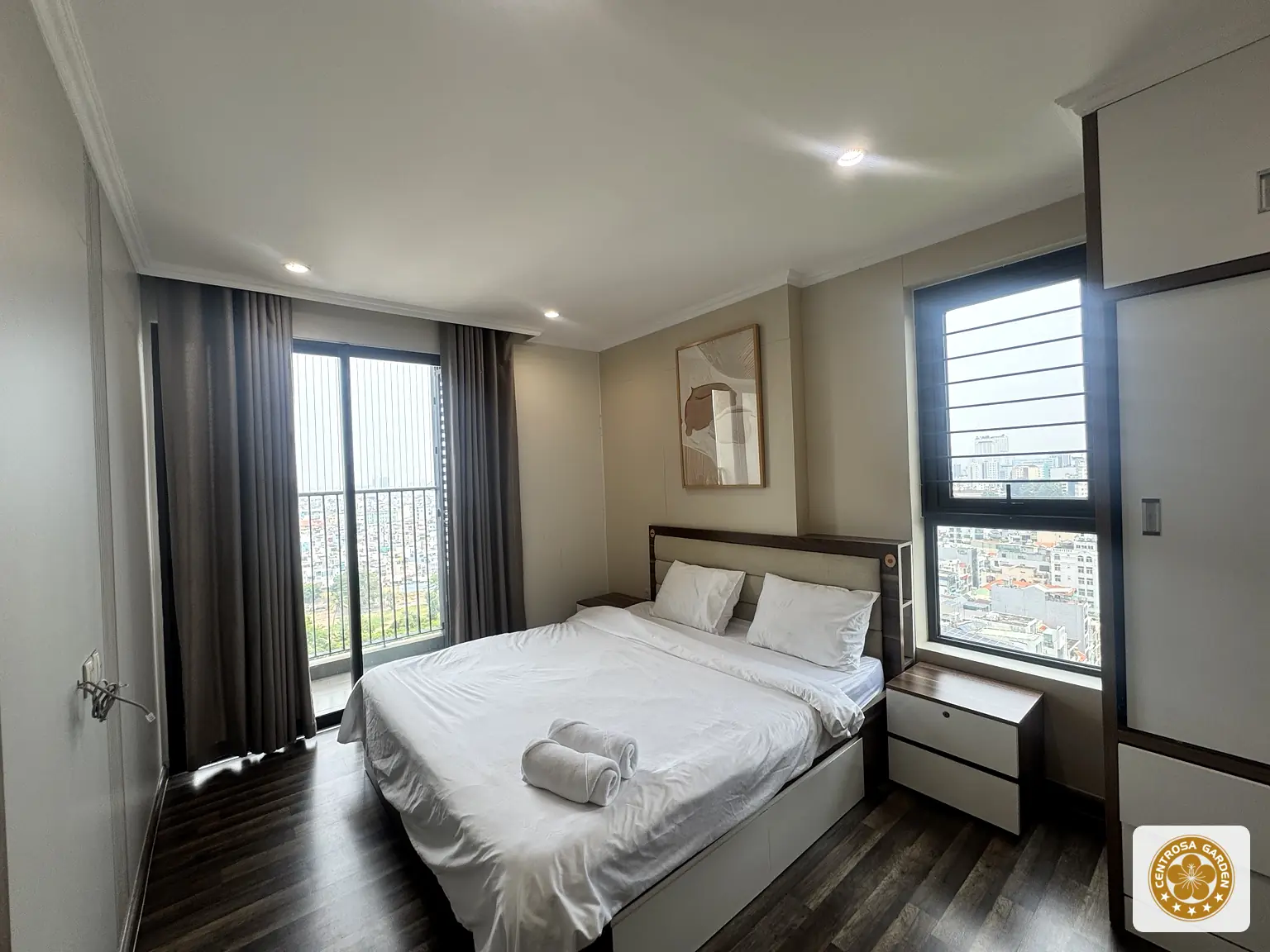 Phòng ngủ căn hộ Hà Đô Centrosa tầng 19 có cửa kính và view thành phố