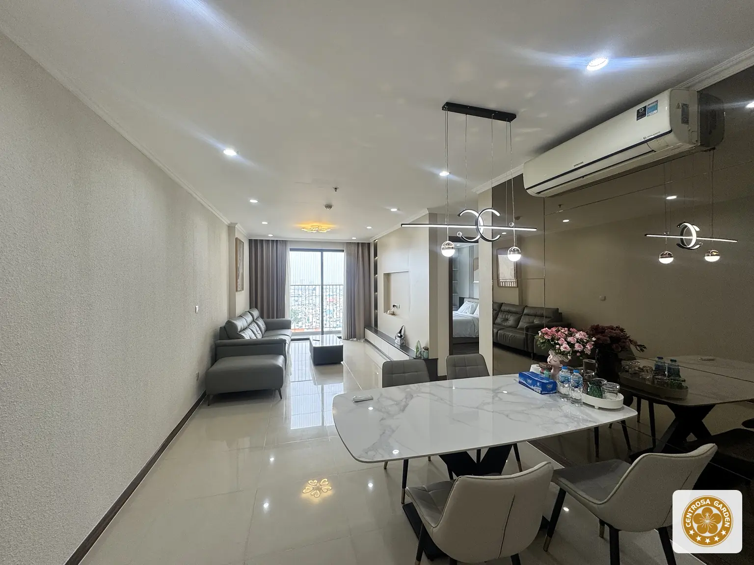 Phòng khách và bàn ăn căn hộ Hà Đô Centrosa 3PN 106m² full nội thất