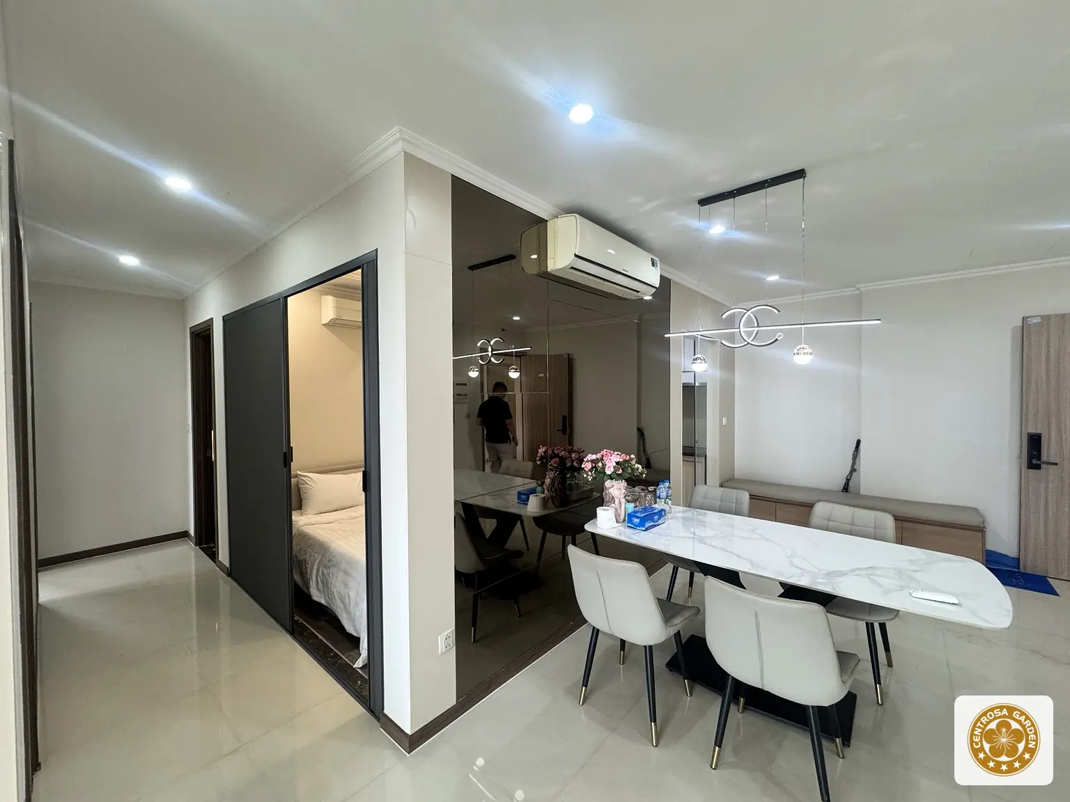 Khu vực bếp và bàn ăn căn hộ Hà Đô Centrosa 3 phòng ngủ full nội thất
