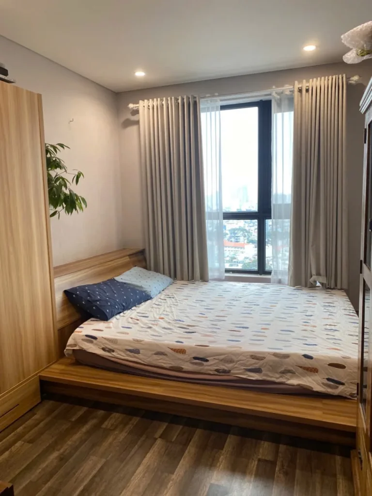 Phòng ngủ có cửa sổ lớn tại căn hộ Hà Đô Centrosa Garden tòa O1