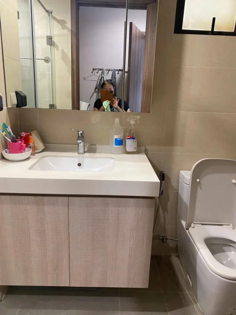 Phòng vệ sinh căn hộ Hà Đô Centrosa Garden O1 với lavabo và gương